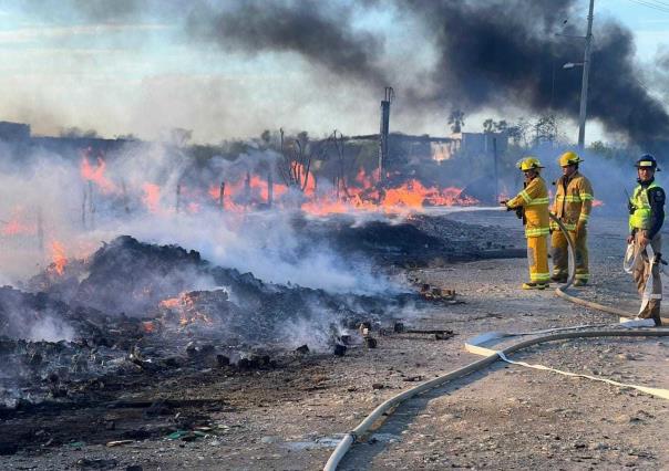 Bomberos evitan extensión de incendio en lote baldío de Pesquería