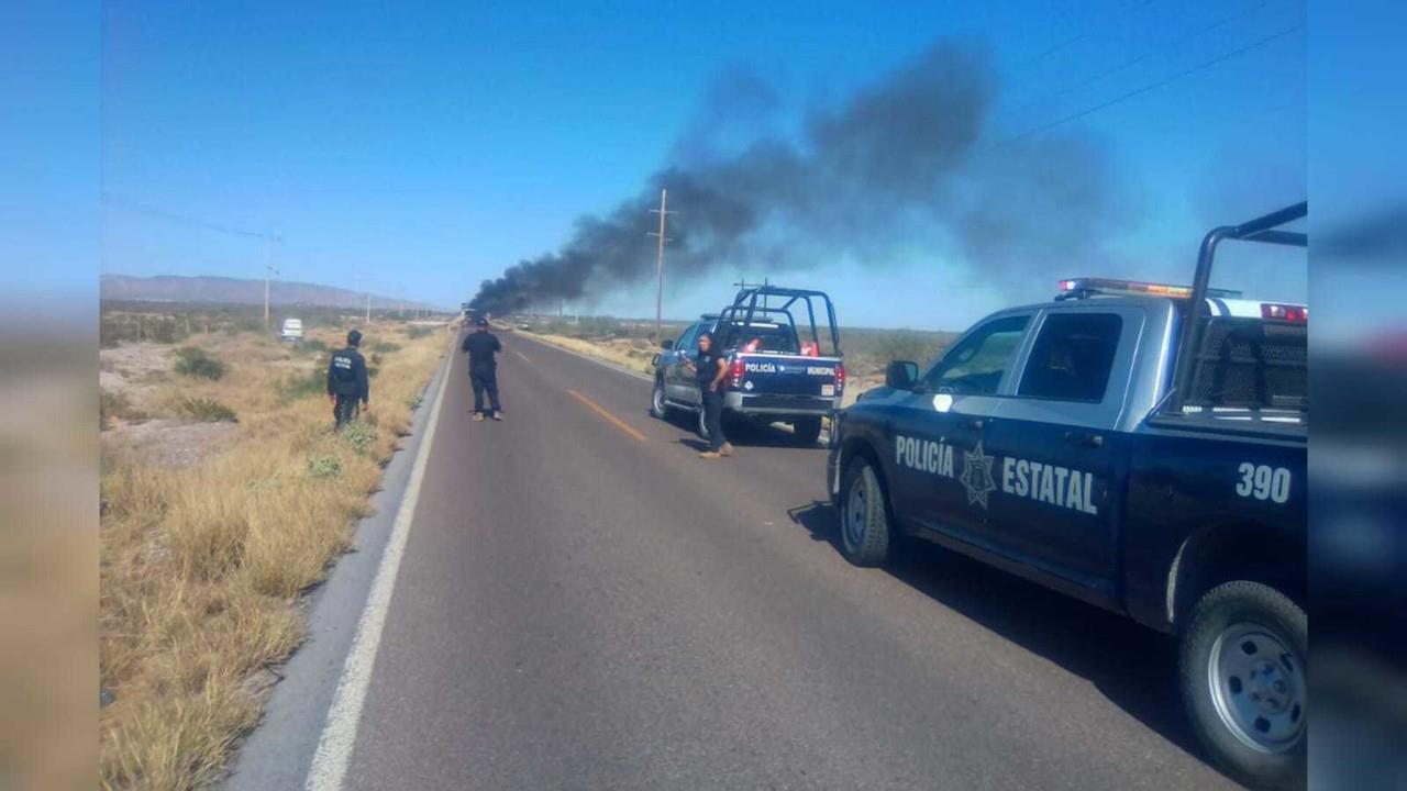 Se incendia camión con comida para pollos, gallos y gallinas