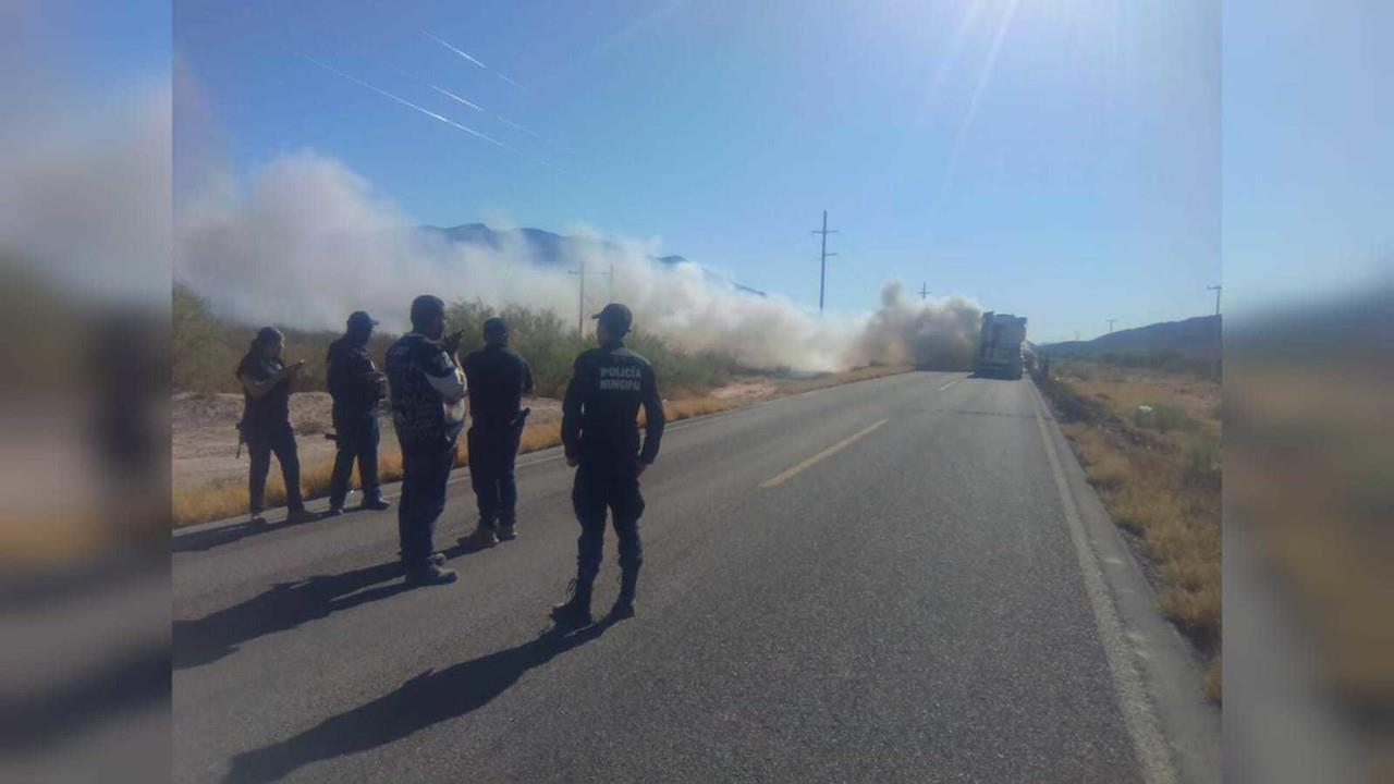 Se incendia camión con comida para pollos, gallos y gallinas