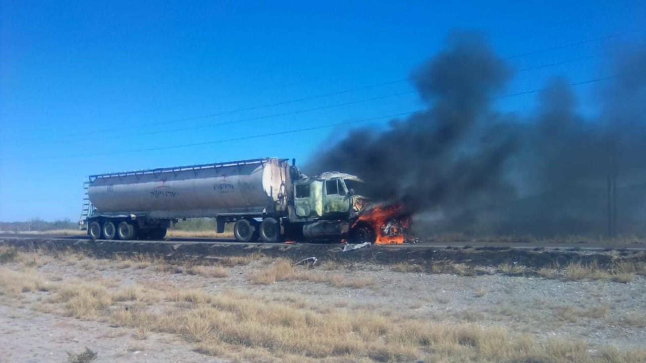 Se incendia camión con comida para pollos, gallos y gallinas