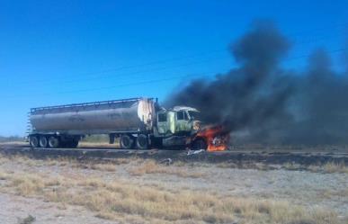 Se incendia camión con comida para pollos, gallos y gallinas