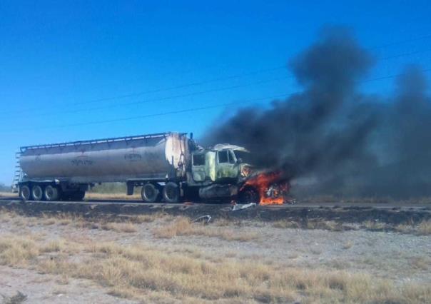 Se incendia camión con comida para pollos, gallos y gallinas