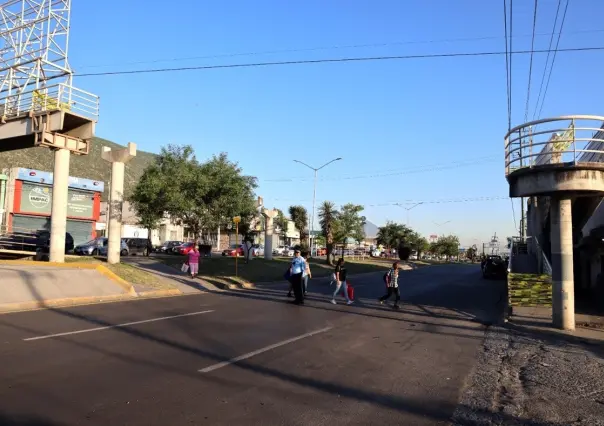 Abren avenida De la Aurora tras caída de puente peatonal en San Nicolás