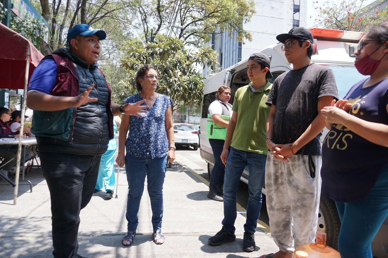 Gobierno de CDMX realiza registros y entrega garrafones de agua a vecinos de BJ. Foto: @SGIRPC_CDMX