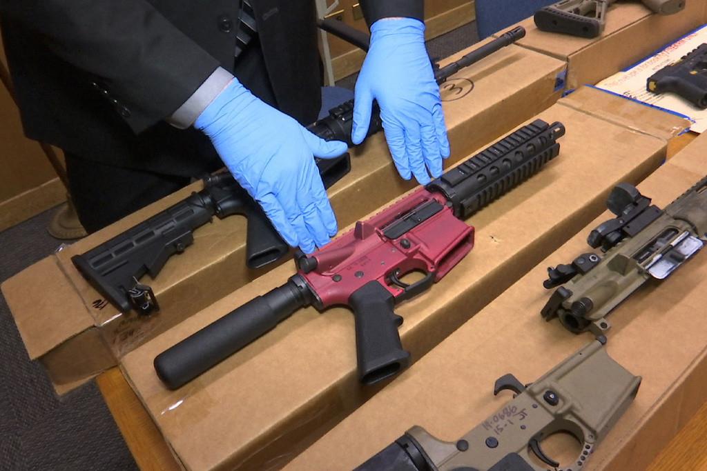 Armas ilegales de fabricación casera, conocidas como armas fantasma en las instalaciones del Departamento de Policía de San Francisco, el 27 de noviembre de 2019. (AP Foto/Haven Daley, Archivo)