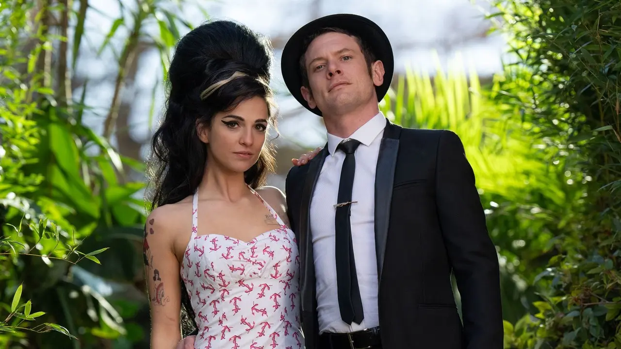 Marisa Abela y Jack OConnell son pareja en Back to Black. Foto: Universal Pictures / Focus Features