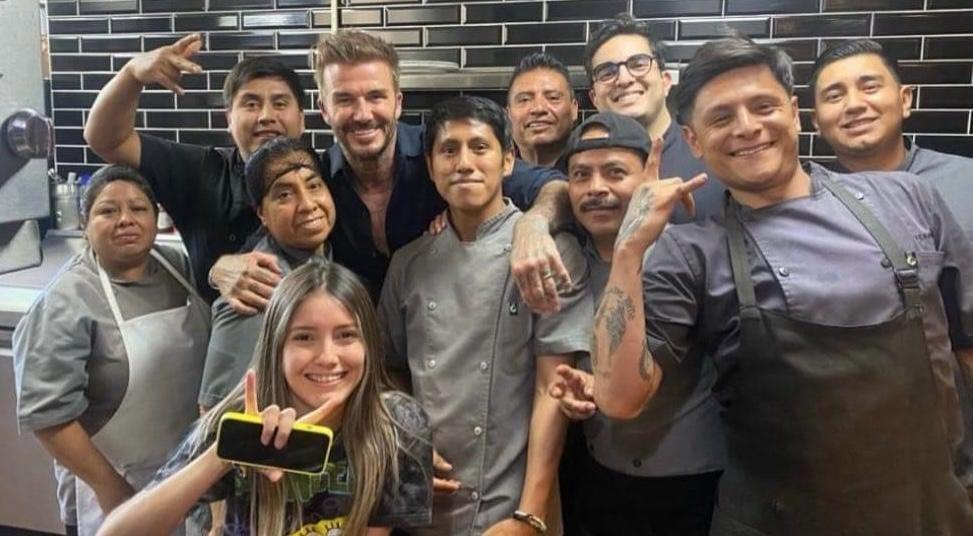 David Beckham le roba reflectores a Messi; causa euforia en restaurante (VIDEO)