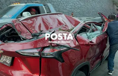Libran la muerte, combi aplasta vehículo tras caer de puente (VIDEO)