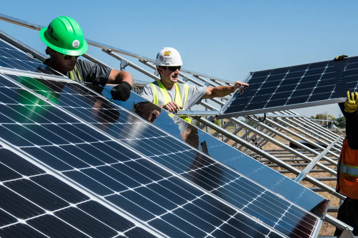 Técnicos llevando a cabo la instalación de celdas fotovoltaicas o paneles solares. Foto: Internet