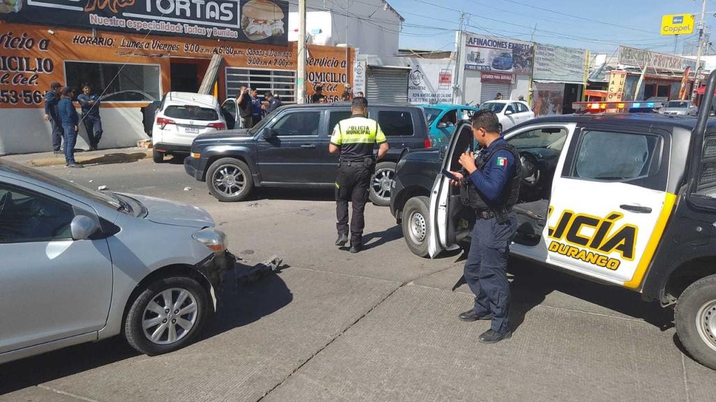 Entran a negocio de tortas con todo y camioneta