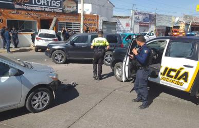 Entran a negocio de tortas con todo y camioneta