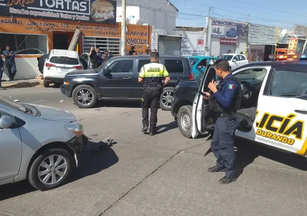 Entran a negocio de tortas con todo y camioneta