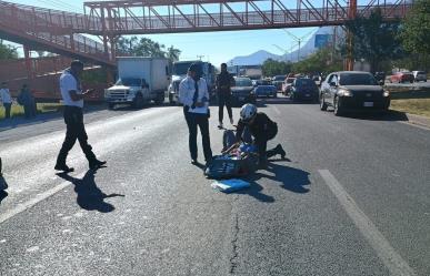 Motociclista acaba lesionado tras volcar en Santa Catarina