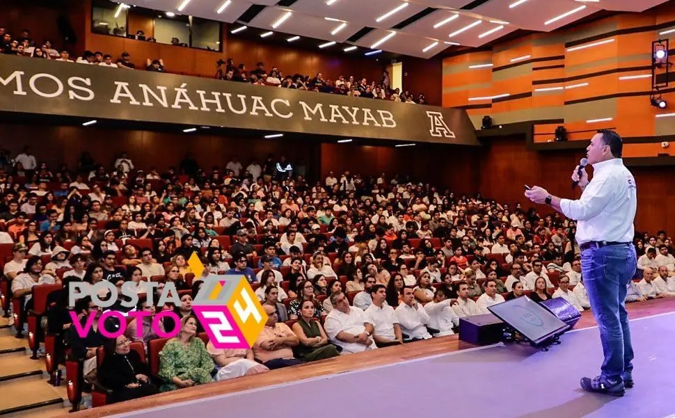 Renán Barrera en su visita a los universitarios de la Anáhuac Mayab. Foto: Cortesía