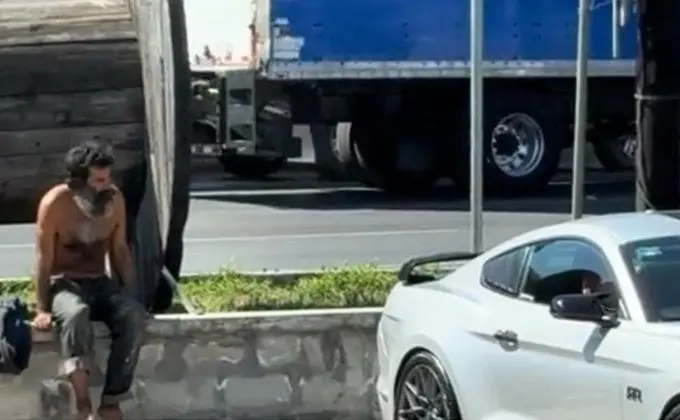 El momento fue publicado en la red social TikTok en donde muchos usuarios le pidieron volver a ese lugar para darle la oportunidad de subirlo al coche. Foto: Especial.