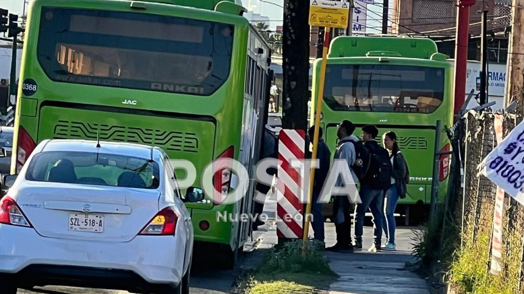 Choque de ruta 138 y auto deja dos mujeres heridas en Monterrey