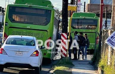 Choque de ruta 138 y auto deja dos mujeres heridas en Monterrey