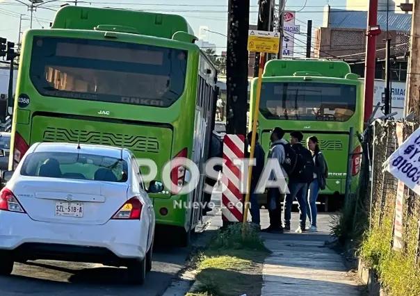 Choque de ruta 138 y auto deja dos mujeres heridas en Monterrey