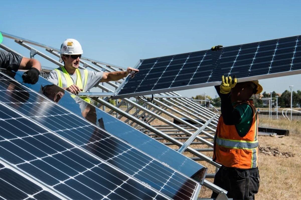 Además aclararon que en los Centros de Atención a Clientes de CFE no se realizan trámites para regalar paneles solares. Foto: Especial.