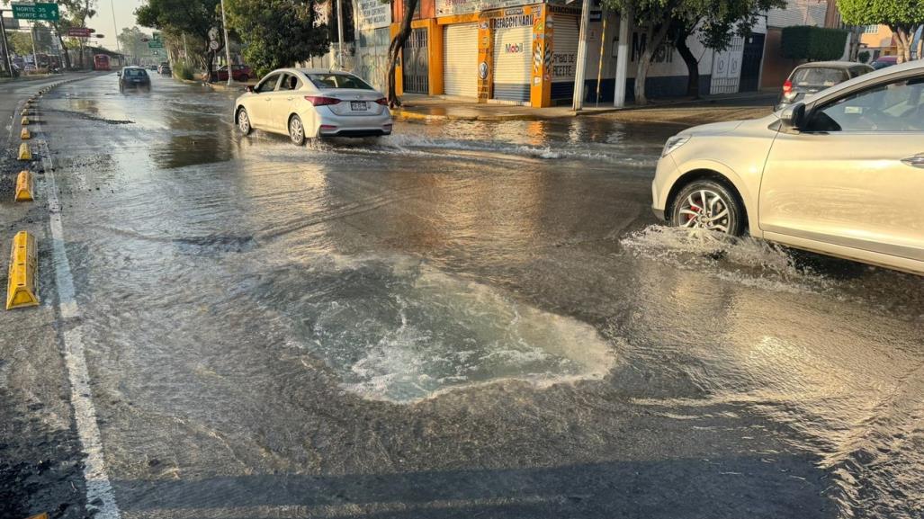 ¡Al agua patos! Se hunden vehículos en una fuga de agua mal reparada en la GAM