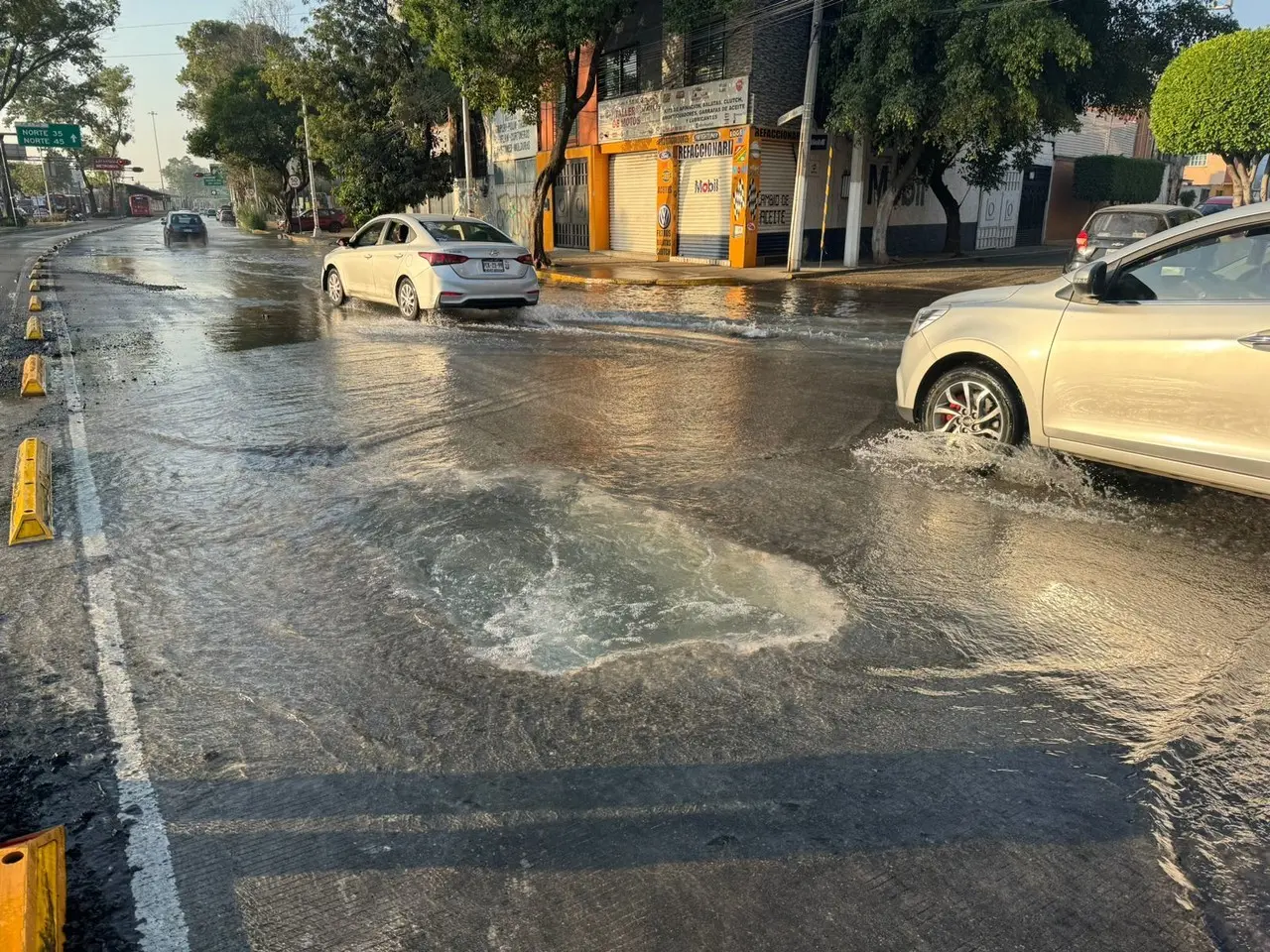 ¡Al agua patos! Se hunden vehículos en una fuga de agua mal reparada en la GAM. Foto: Ramón Ramírez