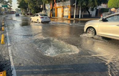 ¡Al agua patos! Se hunden vehículos en una fuga de agua mal reparada en la GAM