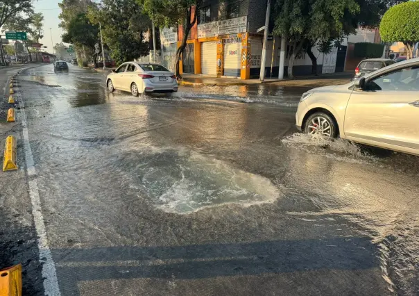 ¡Al agua patos! Se hunden vehículos en una fuga de agua mal reparada en la GAM