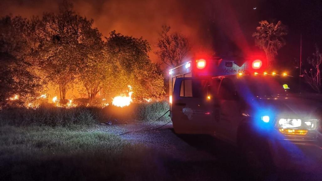 Combaten autoridades intenso incendio en El Uro