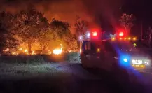 Combaten autoridades intenso incendio en El Uro