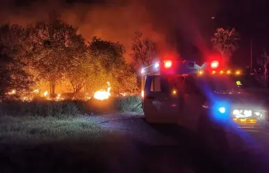 Combaten autoridades intenso incendio en El Uro