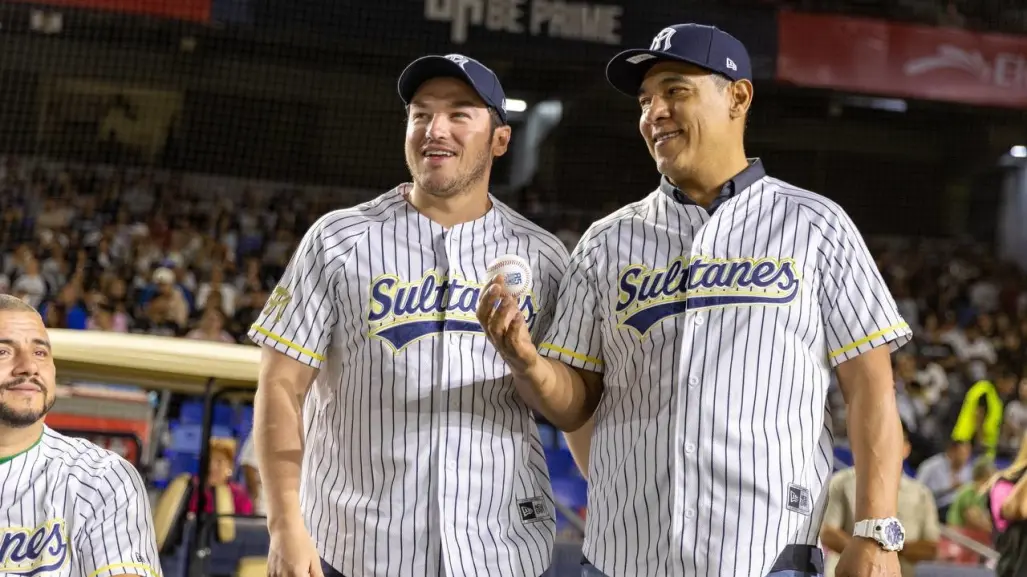 Lanza Samuel primera bola en inicio de temporada de Sultanes