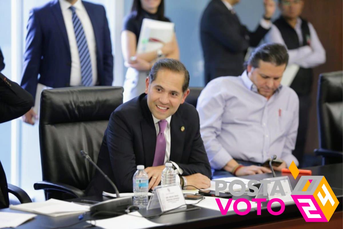 Raúl Bolaños Cacho Cué, Senador y actual aspirante a diputado federal por Oaxaca, durante una rueda de prensa junto a su equipo de trabajo. Foto: Cortesía