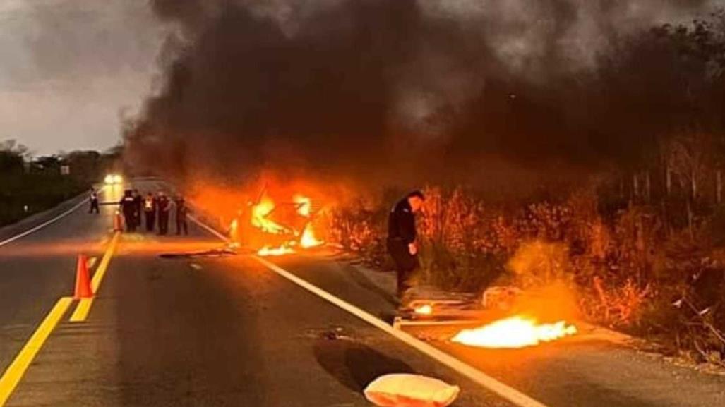 Auto queda totalmente consumido por las llamas en la Muna-Mérida