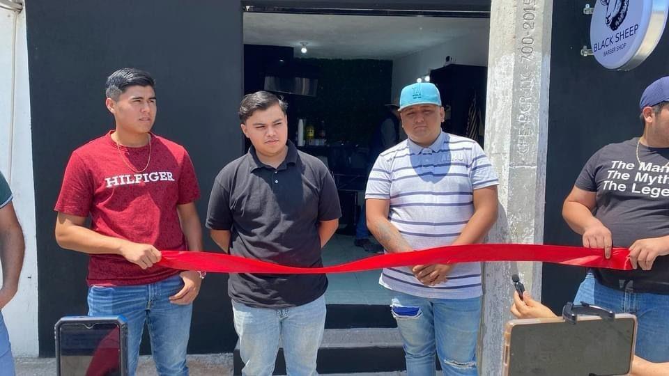 Estudiante ahorra sus becas y abre su propio negocio