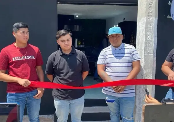 Estudiante ahorra sus becas y abre su propio negocio