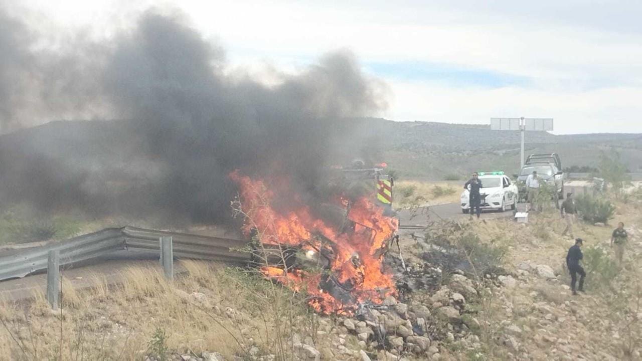 Tres personas resultaron lesionadas tras incendiarse el vehículo en donde viajaban por el Distribuidor Vial. Foto: Especial.