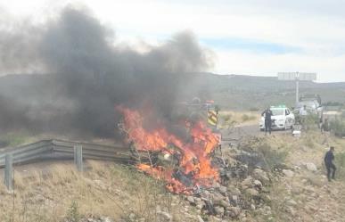 Choca camioneta contra una valla y se incendia en el Periférico de Durango