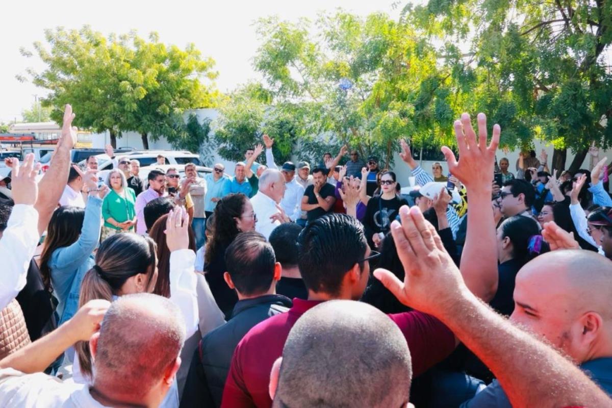 Un grupo de personas que son parte del personal de la SEP protestan en La Paz. Foto: Gobierno de BCS.