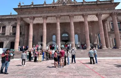 Protestan maestros jubilados, piden se les paguen prima de antigüedad