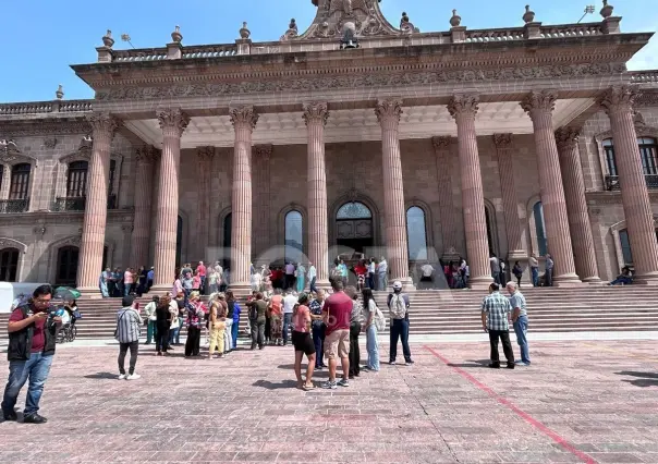 Protestan maestros jubilados, piden se les paguen prima de antigüedad