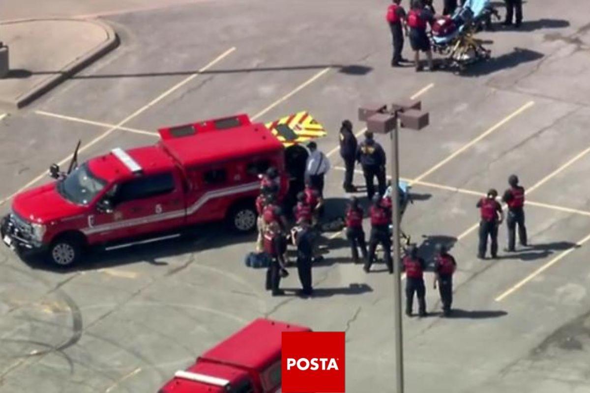 Médicos de emergencia en secundaria Wilmer Hutchins en Dallas. Foto tomada de: POSTA