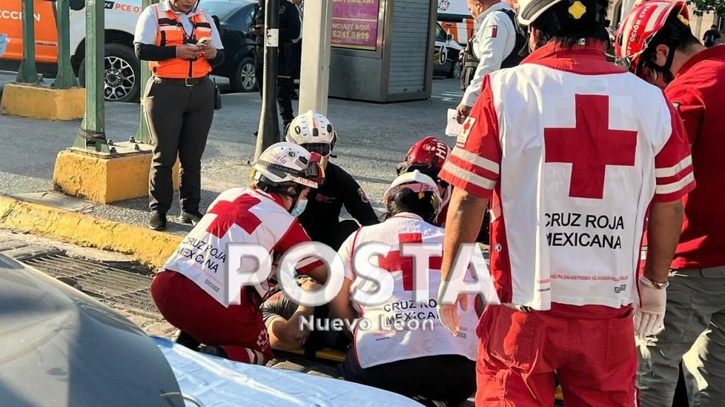 Queda motociclista herido de gravedad tras chocar en Monterrey