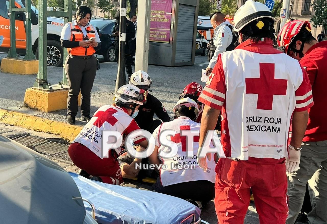 Tras el hecho llegaron elementos tanto de Protección Civil Nuevo León, como de Monterrey, que atendieron al motociclista. Foto: Raymundo Elizalde.