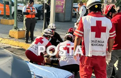 Queda motociclista herido de gravedad tras chocar en Monterrey