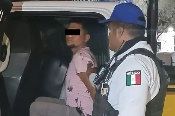 Detienen a hombre con droga y motocicleta sin placa en Monterrey