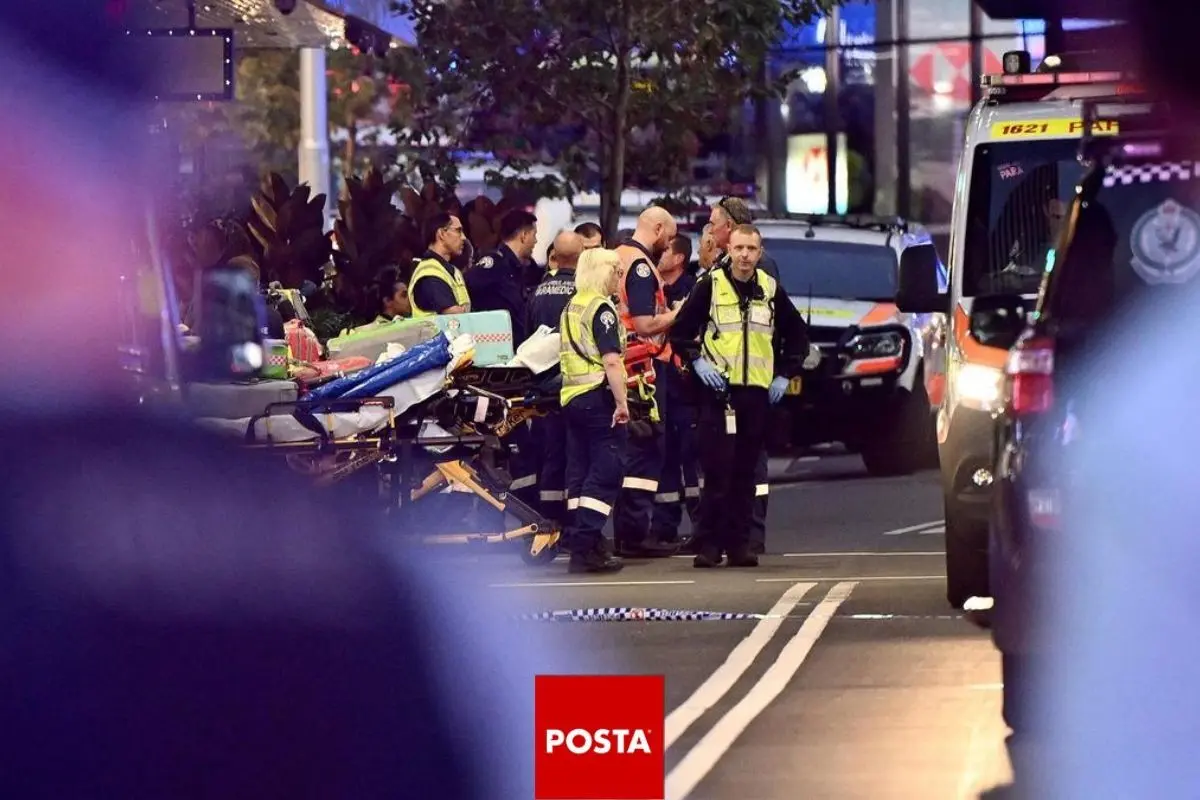 Personal médico atiende a personas heridas afuera del centro comercial de Sydney. Foto tomada de: (Twitter) @HarunMaruf