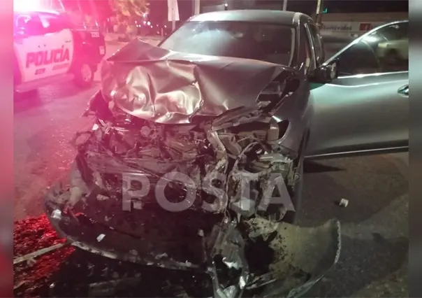 Video: Dos vehículos, semidestruidos tras choque frente a la SEP