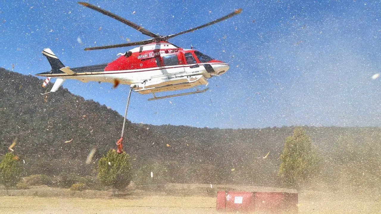 Desde el aire combaten incendio forestal en Tenango del Valle