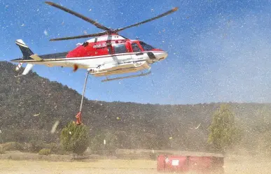 Desde el aire combaten incendio forestal en Tenango del Valle