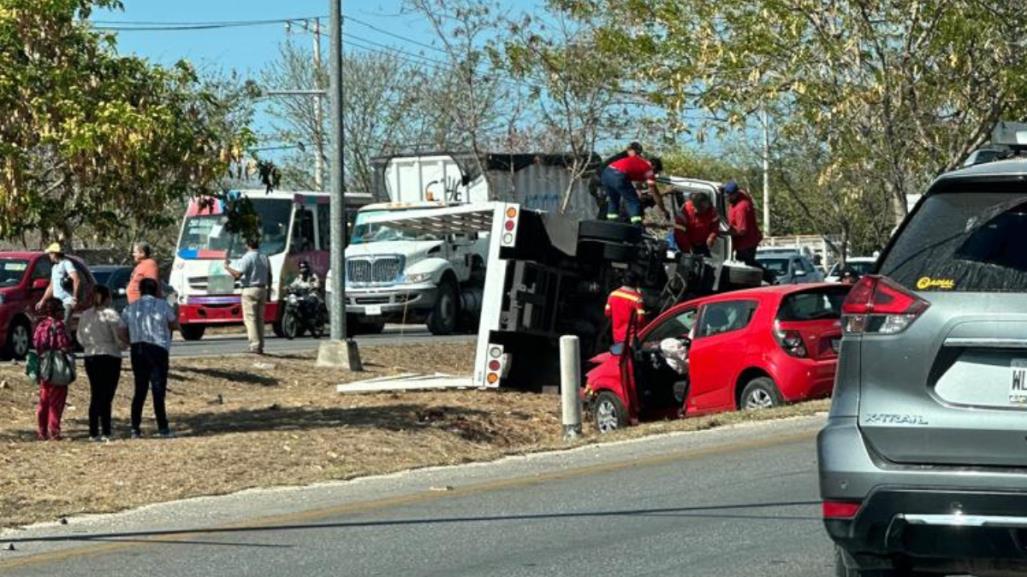 Vuelca camión de Bepensa tras fuerte choque en el Periférico de Mérida